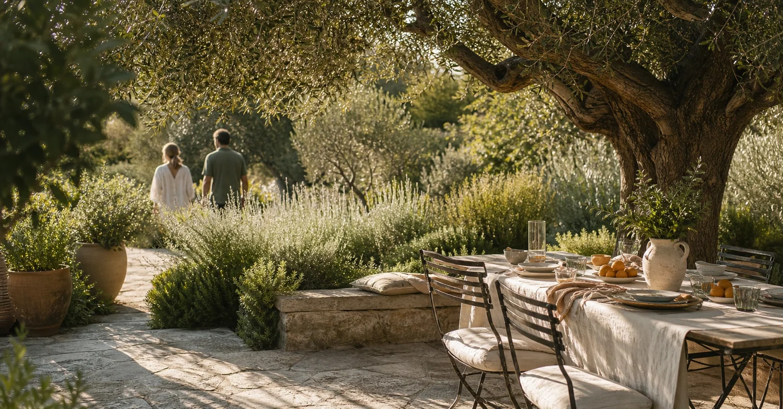 Illustration d’une terrasse de villa ouverte sur un jardin méditerranéen